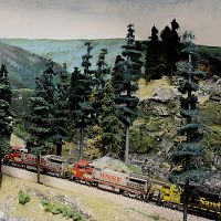 N-Scale BNSF_BenZach Canyon_Dash 8s And GP60