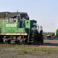BNsf 2892 nonse-to-nose with a sister unit at the Great Falls diesel house