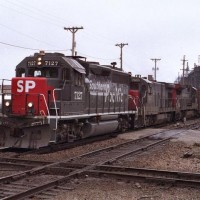 SP GP40 7127 rolls through Santa Fe Junction in Kansas City.