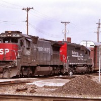 SP B40 8 8028 rolls into Santa Fe Junction.