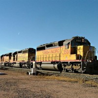An all-EMD train drifts into Cheyenne