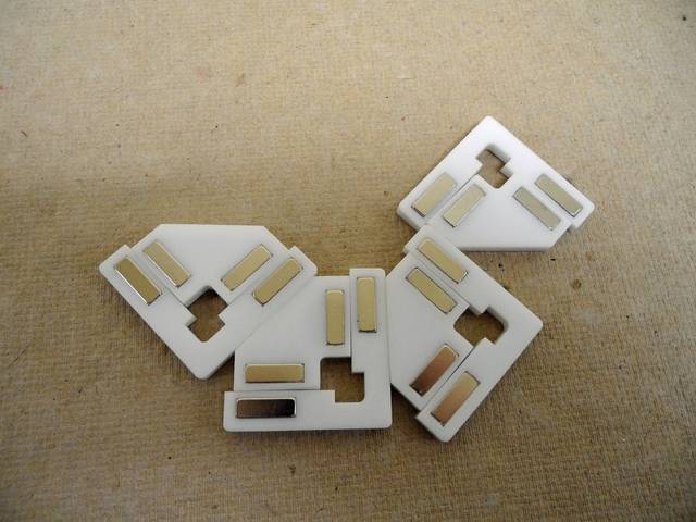 Magnetic corner clamps