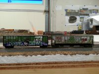 MTL-99305440 Weathered 50' Box Car and 3-Bay Covered Hopper, Burlington Northern (2-Pack) side a.jpg