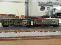 MTL-99305440 Weathered 50' Box Car and 3-Bay Covered Hopper, Burlington Northern (2-Pack) side B.jpg