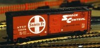 S2493_ModelRR_ATSF_ShockControl_Boxcar_OC74.jpg