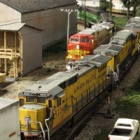 UP and BNSF trains pass in the BNSF BenZach Sub