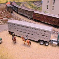 truck_cattle_trailer_unloading