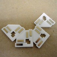 Magnetic corner clamps