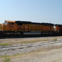 BNSF SD70MAC 9953 (so-called "Chili Mac"), Verdigris siding, betw