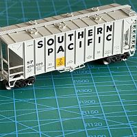 Athearn SP 3-bay covered hopper
