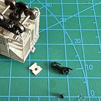 Athearn 3-bay covered hopper coupler detail