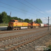 BNSF 5606 & 6115 bring up the rear heading south on the BNSF/UP joint mainline.