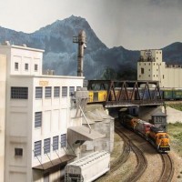 BNSF Freight ducks under the flyover on the BNSF BenZach Sub