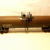 Athearn TLDX 20,900 Gallon Tank Car, weathered.