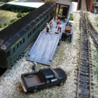 A MEETING TAKES PLACE ON THE MAINTENANCE PLATFORM WITH THE FOREMAN .