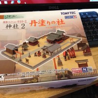 A couple of weeks ago, I picked up an N scale Shinto shrine model by Tomytec.