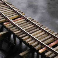 15PC-board_ties_keep_the_rails_in_gauge