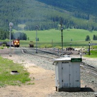 BNSF grain empty climbs the last few yards of Blossburg Siding