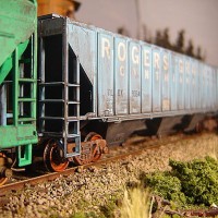 Penn Central Passing Rogers Grain covered hopper 9064