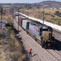 Southbound KCSM train at Maravillas, Hidalgo