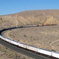 WB BNSF pig train rounding the big curve at Warren, CA